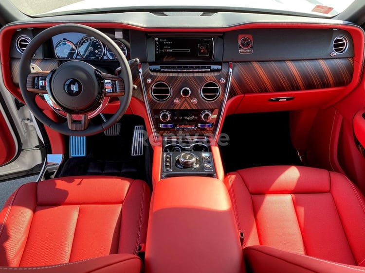 أبيض Rolls Royce Cullinan للإيجار في دبي 0