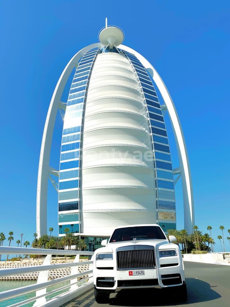 Blanco Rolls Royce Cullinan en alquiler en Abu-Dhabi 2