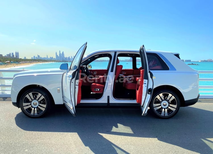 Bianca Rolls Royce Cullinan in affitto a Dubai 3