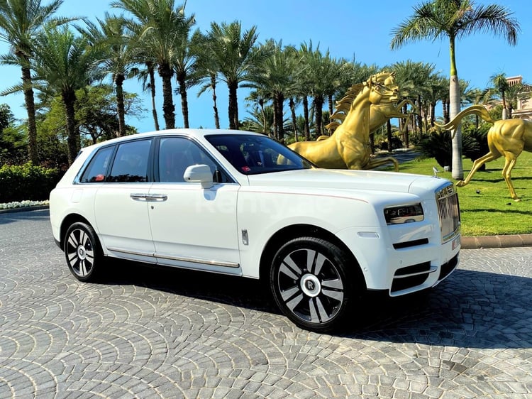 Blanco Rolls Royce Cullinan en alquiler en Abu-Dhabi 6