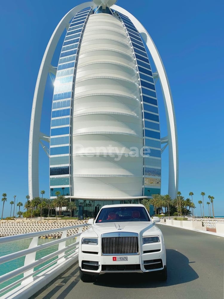 Blanc Rolls Royce Cullinan en location à Dubai 7