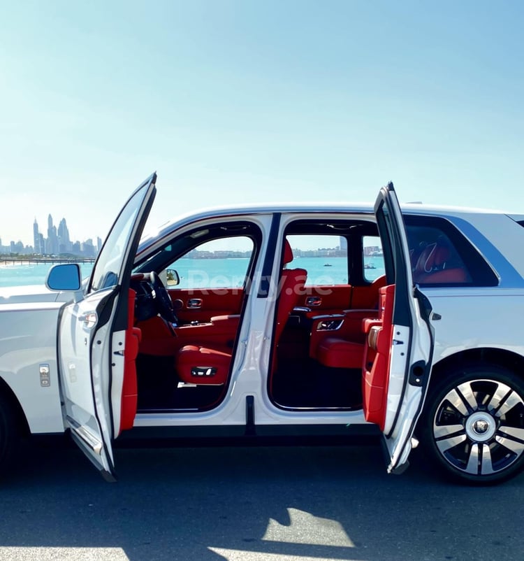 Weiß Rolls Royce Cullinan zur Miete in Dubai 9