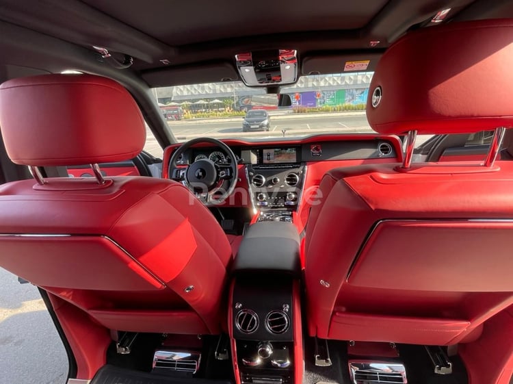 أبيض Rolls Royce Cullinan للإيجار في دبي 4