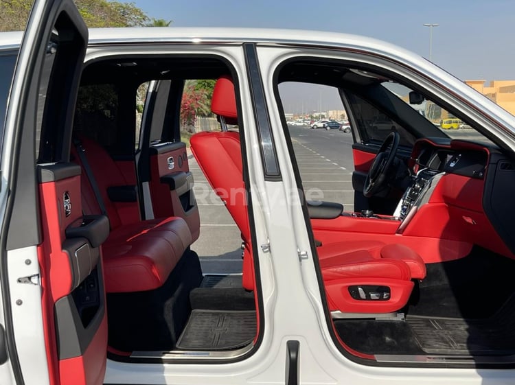 أبيض Rolls Royce Cullinan للإيجار في أبو ظبي 5