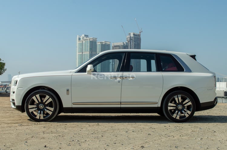 أبيض Rolls Royce Cullinan للإيجار في دبي 0