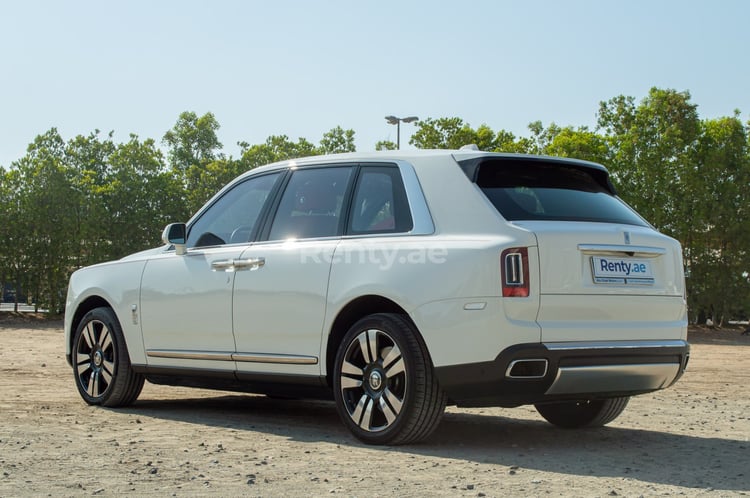 Blanc Rolls Royce Cullinan en location à Abu-Dhabi 1