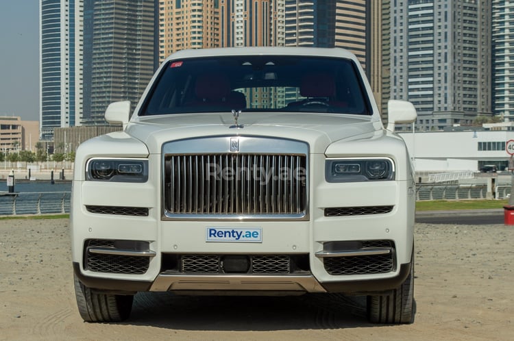 أبيض Rolls Royce Cullinan للإيجار في دبي 2