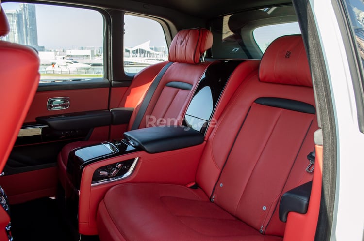 أبيض Rolls Royce Cullinan للإيجار في دبي 5