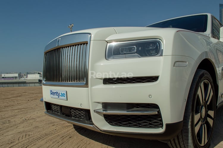 Blanc Rolls Royce Cullinan en location à Sharjah 6