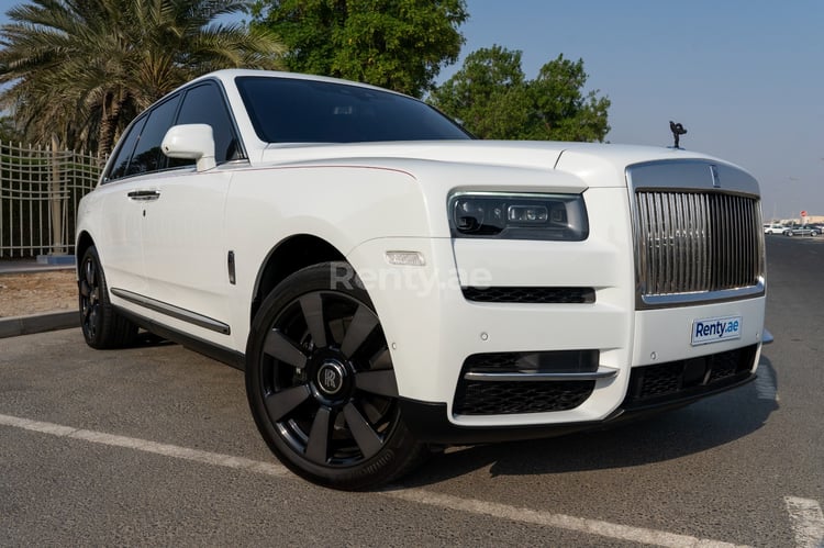 أبيض Rolls Royce Cullinan للإيجار في دبي 6