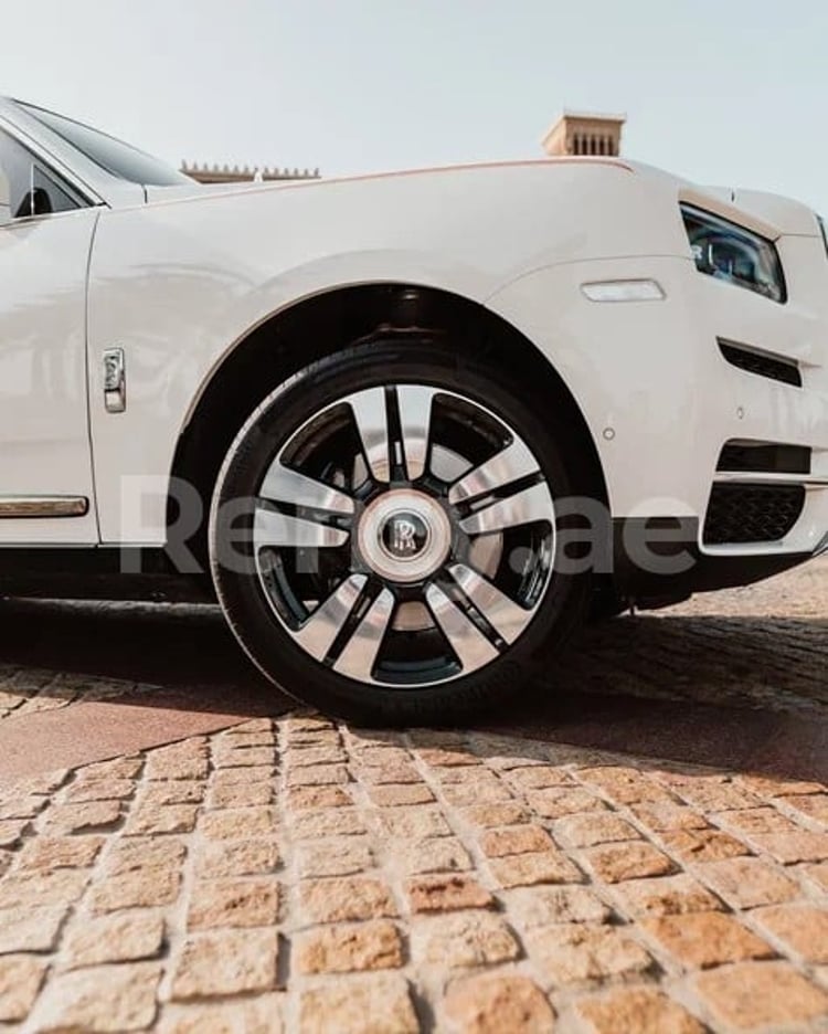 Blanc Rolls Royce Cullinan en location à Dubai 1