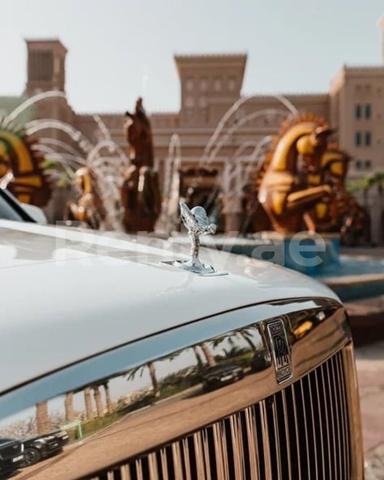 Blanc Rolls Royce Cullinan en location à Dubai 2