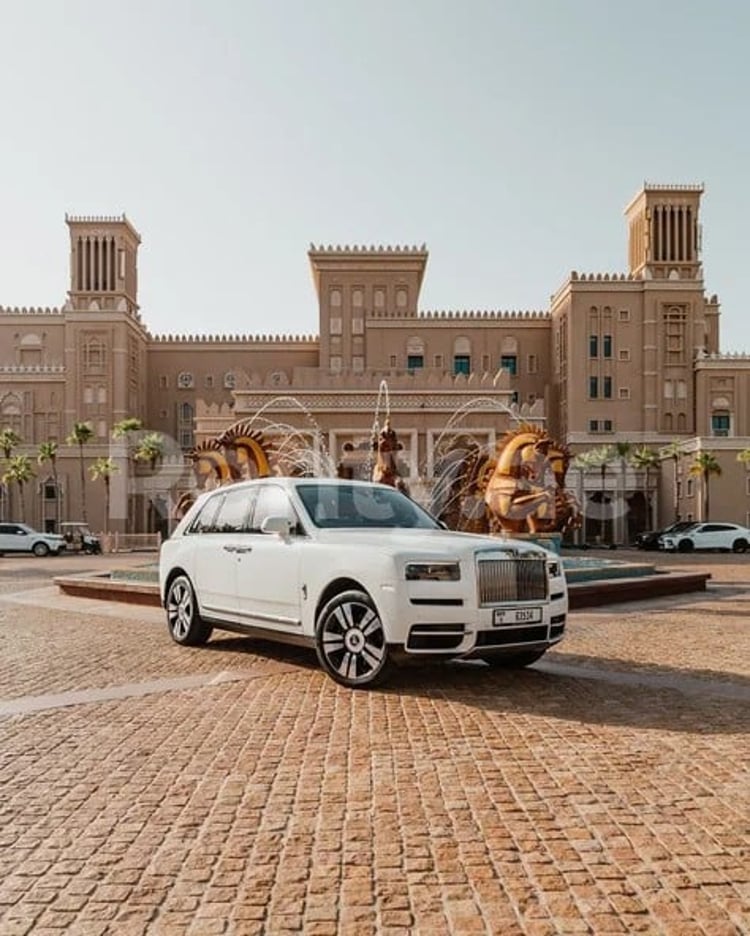 أبيض Rolls Royce Cullinan للإيجار في الشارقة 4