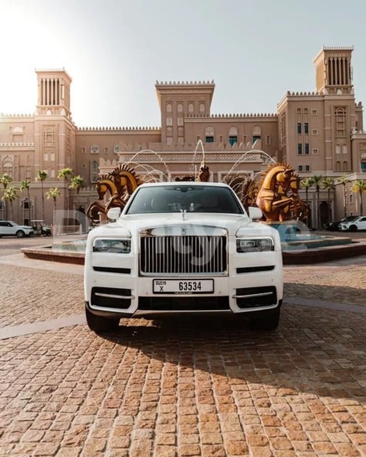 Blanc Rolls Royce Cullinan en location à Dubai 5