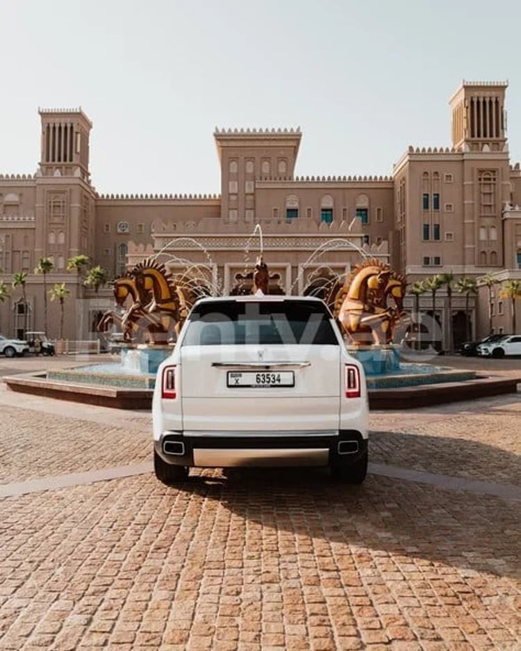 Blanc Rolls Royce Cullinan en location à Abu-Dhabi 6