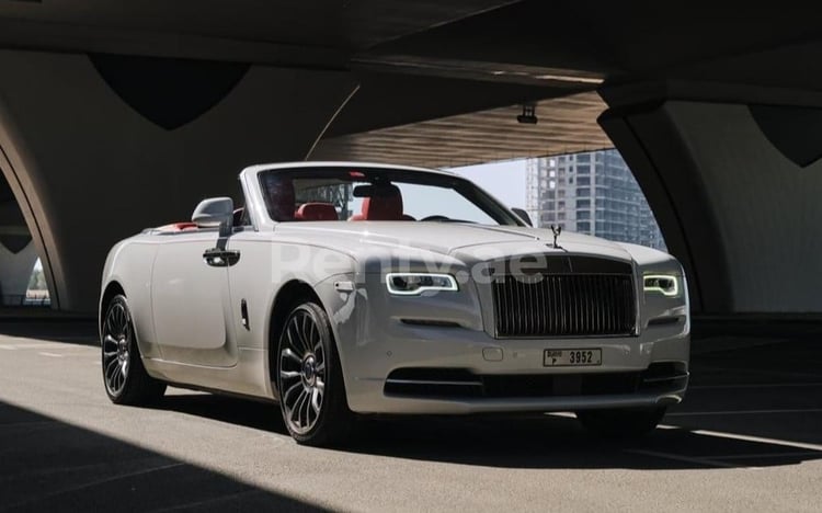 Blanc Rolls Royce Dawn Black Badge en location à Sharjah