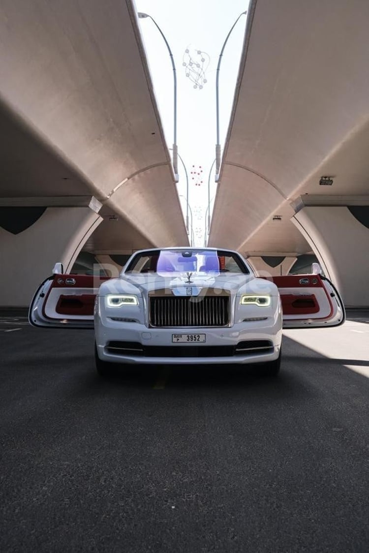 Blanc Rolls Royce Dawn Black Badge en location à Abu-Dhabi 1