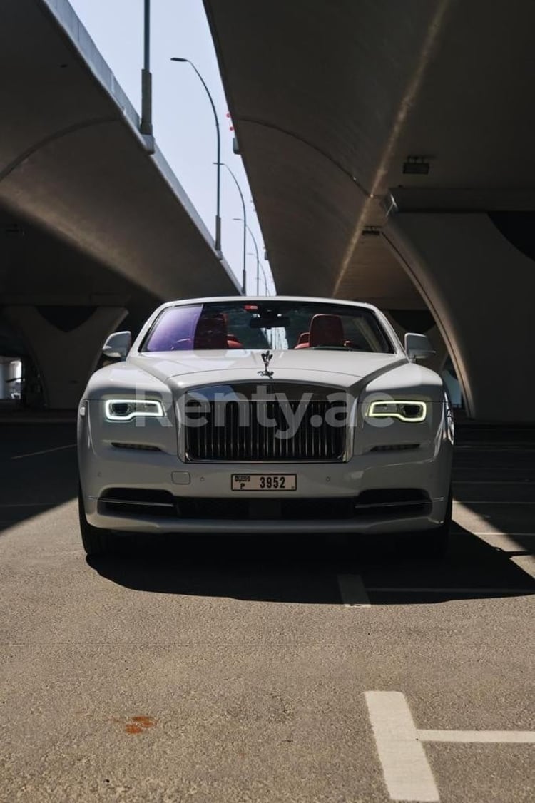 Blanc Rolls Royce Dawn Black Badge en location à Abu-Dhabi 3