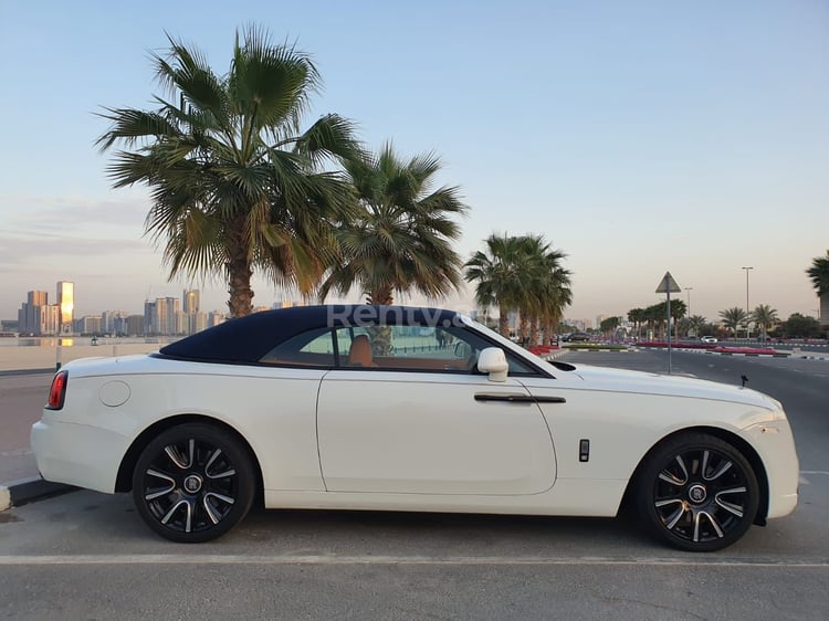 Blanc Rolls Royce Dawn Black Badge en location à Dubai 0