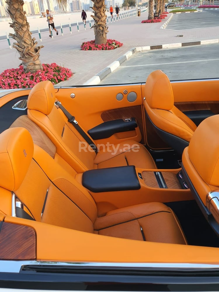 أبيض Rolls Royce Dawn Black Badge للإيجار في أبو ظبي 4