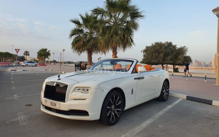 Blanc Rolls Royce Dawn Black Badge en location à Dubai