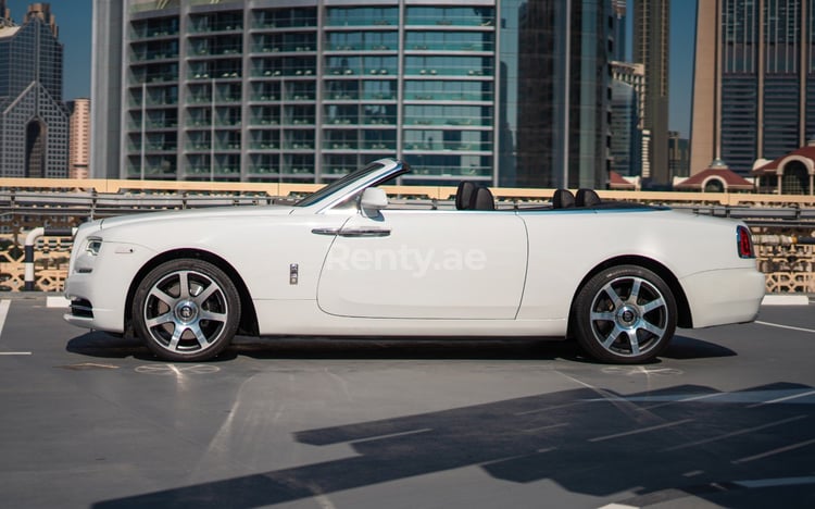 Blanc Rolls Royce Dawn en location à Sharjah 1