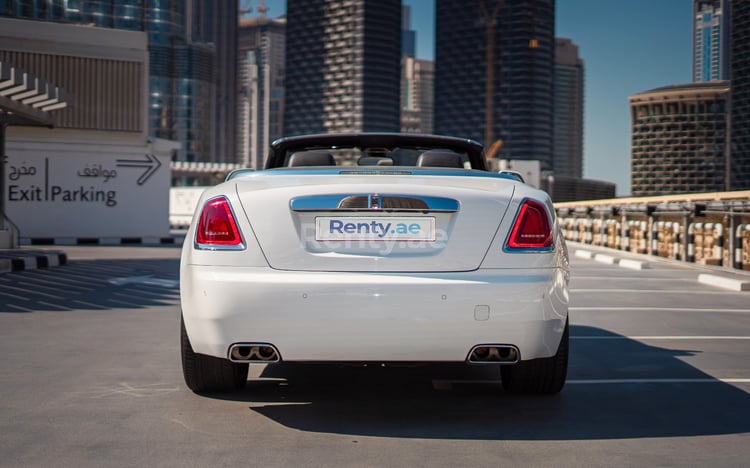 Blanco Rolls Royce Dawn en alquiler en Dubai 2