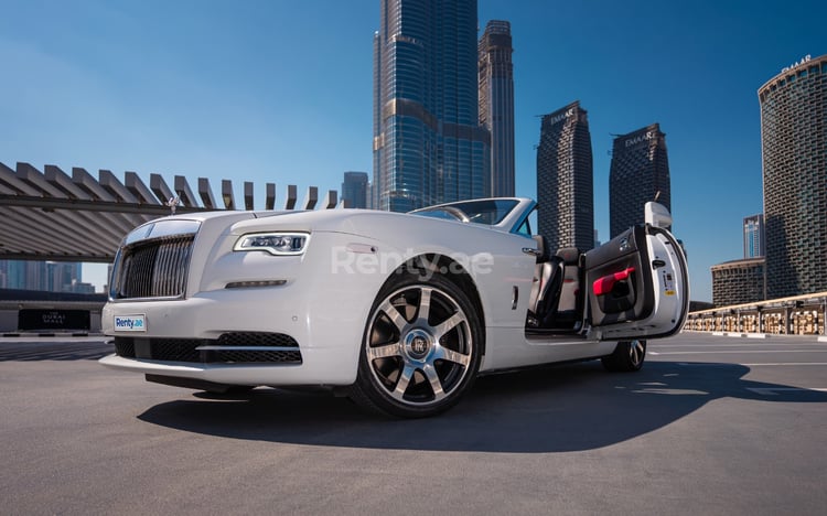 Blanco Rolls Royce Dawn en alquiler en Dubai 3