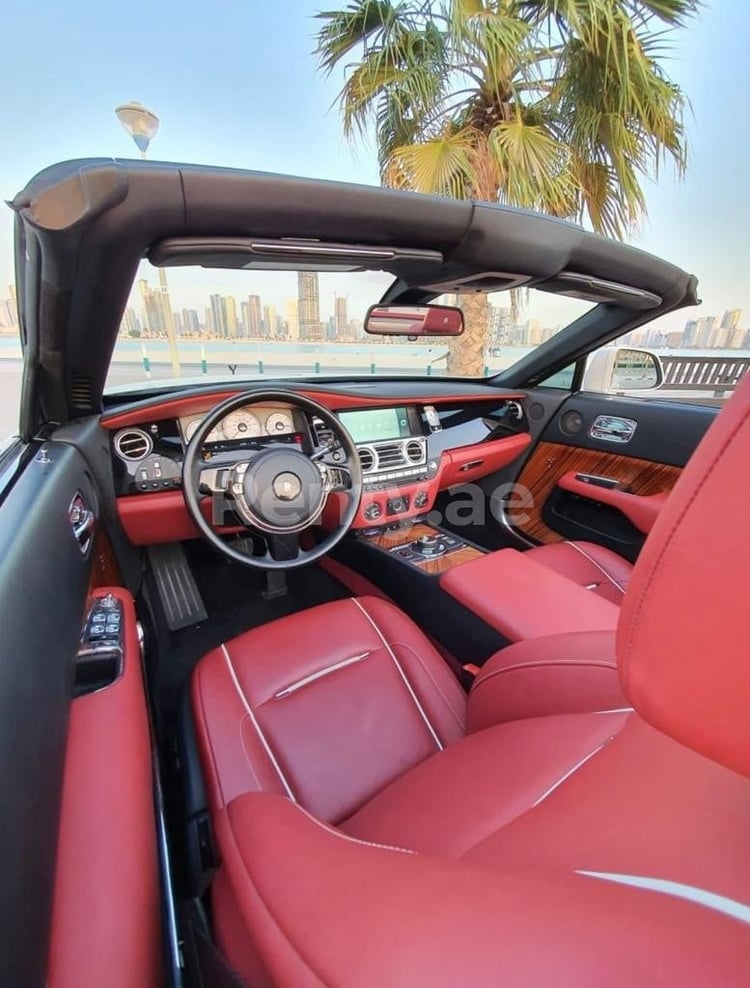 Bianca Rolls Royce Dawn in affitto a Dubai 2