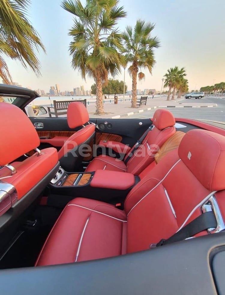 Blanc Rolls Royce Dawn en location à Sharjah 4