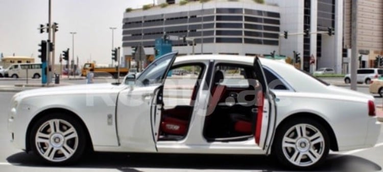 أبيض Rolls Royce Ghost للإيجار في دبي 0