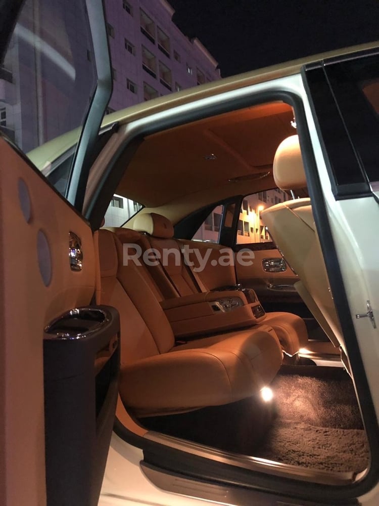 Weiß Rolls Royce Ghost zur Miete in Dubai 2