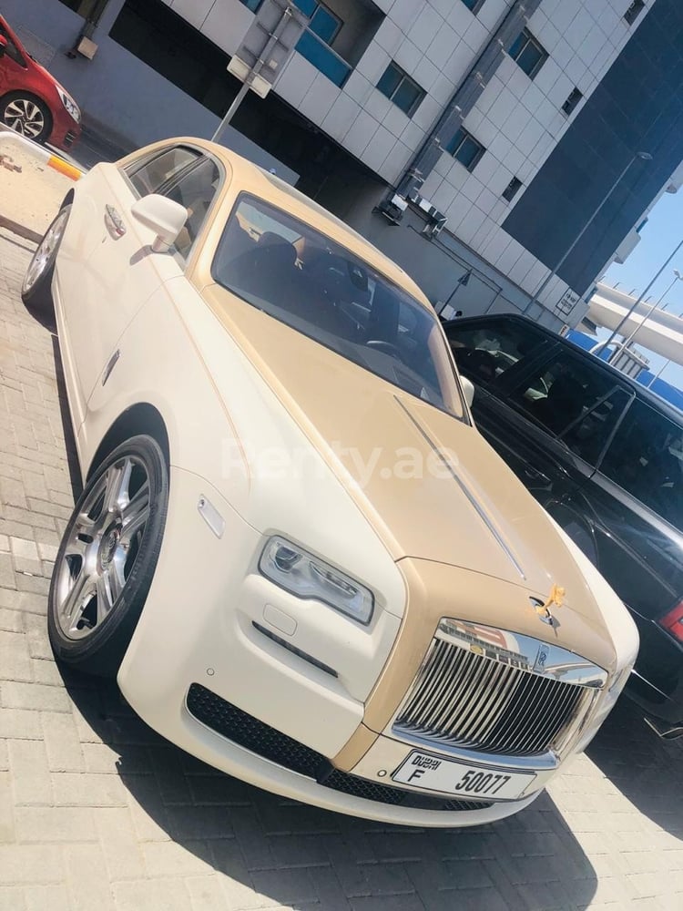 أبيض Rolls Royce Ghost للإيجار في أبو ظبي 3