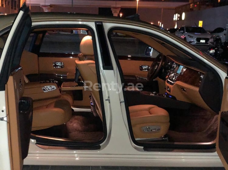 Blanco Rolls Royce Ghost en alquiler en Dubai 4