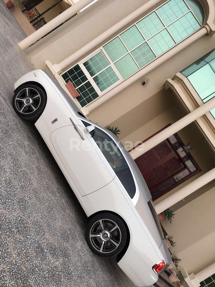 Blanco Rolls Royce Wraith en alquiler en Abu-Dhabi 0