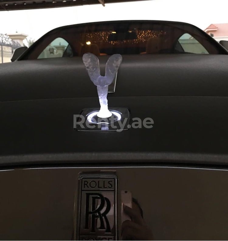 Bianca Rolls Royce Wraith in affitto a Dubai 3