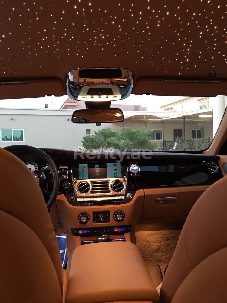 Blanco Rolls Royce Wraith en alquiler en Abu-Dhabi 4