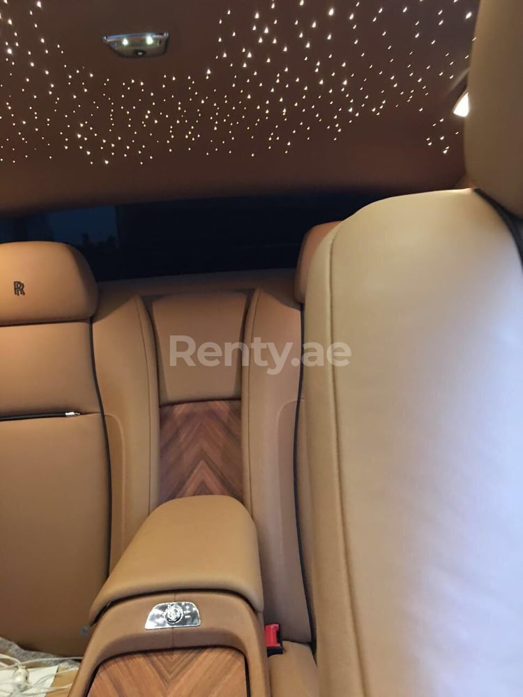 أبيض Rolls Royce Wraith للإيجار في دبي 5