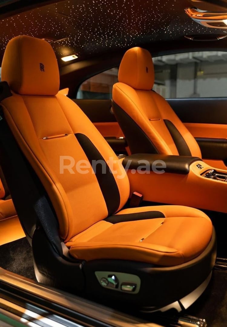 أبيض Rolls Royce Wraith للإيجار في دبي 3