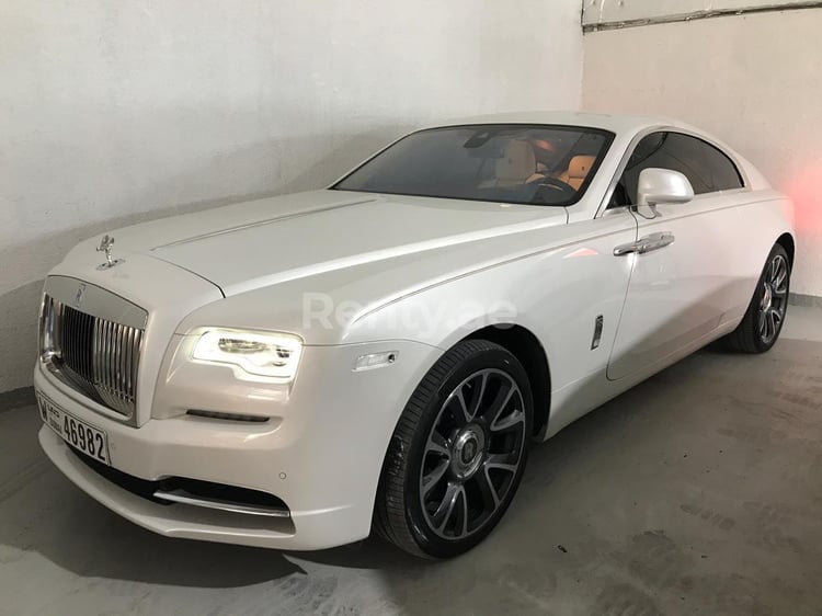 Blanco Rolls Royce Wraith en alquiler en Dubai