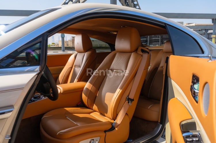 Blanco Rolls Royce Wraith en alquiler en Sharjah 5