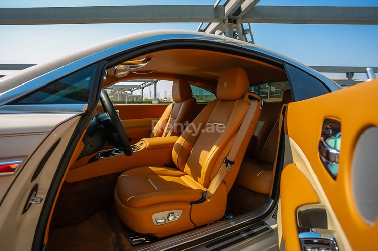 أبيض Rolls Royce Wraith للإيجار في دبي 6