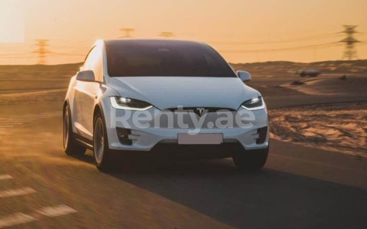 Blanc Tesla Model X en location à Dubai