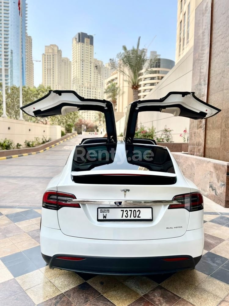 Weiß Tesla Model X zur Miete in Dubai 3