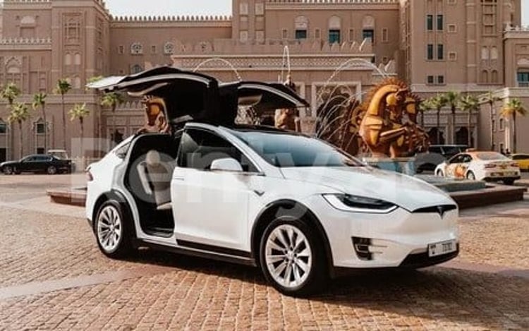 Blanc Tesla Model X en location à Abu-Dhabi