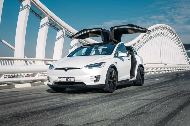 Weiß Tesla Model X zur Miete in Dubai 2