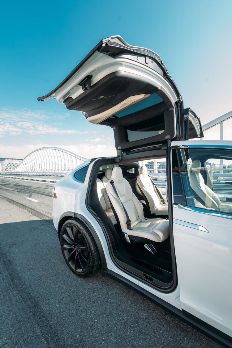 Blanco Tesla Model X en alquiler en Abu-Dhabi 6