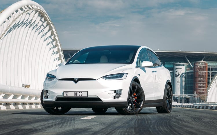 Blanco Tesla Model X en alquiler en Abu-Dhabi