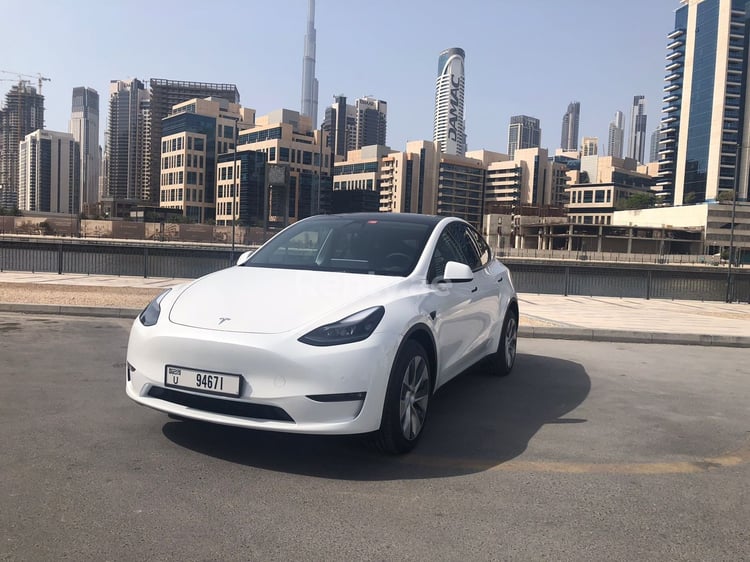 在迪拜租赁白色 Tesla Model Y Long Range 0