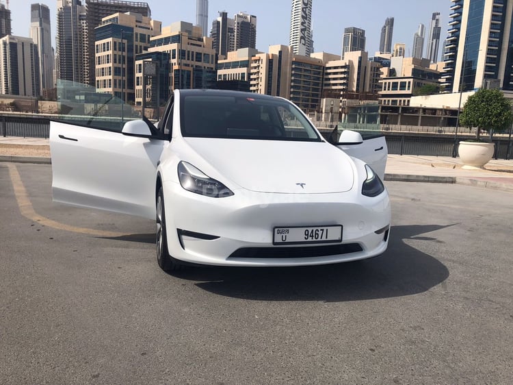 Blanc Tesla Model Y Long Range en location à Abu-Dhabi 2